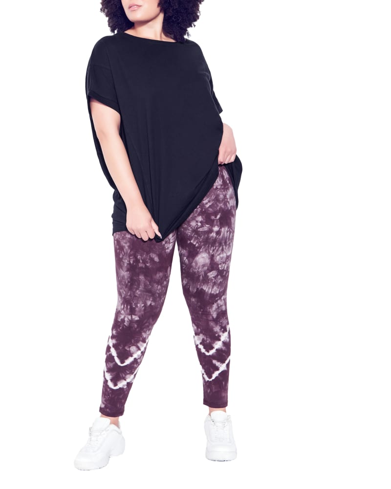 Front of a model wearing a size 16 Ciara Top in Black by Zim & Zoe. | dia_product_style_image_id:300415